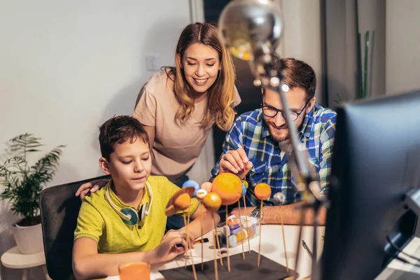 Heureux Écolier Son Parent Faisant Système Solaire Pour Projet Science — Photo