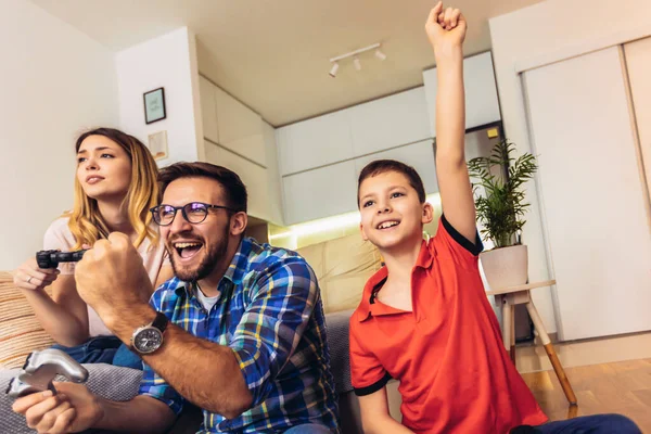 Retrato Familia Feliz Pasar Tiempo Libre Asistiendo Concurso Videojuegos Ganar — Foto de Stock