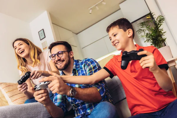 Retrato Familia Feliz Pasar Tiempo Libre Asistiendo Concurso Videojuegos Ganar —  Fotos de Stock