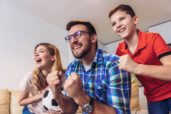 Familie Von Fans Schaut Fußballspiel Hause Fernsehen — Stockfoto