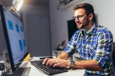 Yakışıklı genç programcı evde akşam geç çalışma