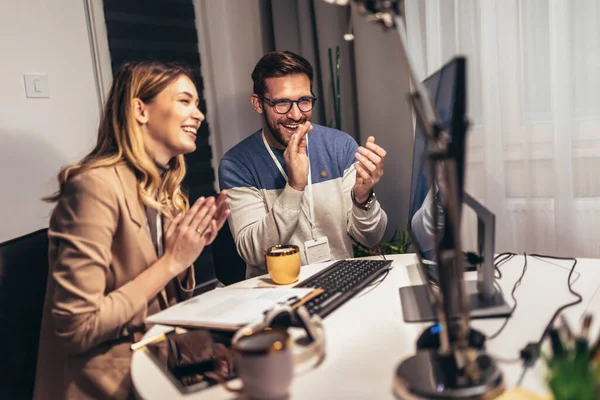 Una Pareja Trabajando Nuevo Proyecto Trabajan Hasta Tarde Noche — Foto de Stock