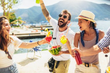 Yaz tatilinde eğlenen gençler - seyahat, arkadaşlık, tatiller ve gençlik yaşam tarzı konsepti