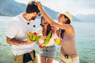 Yaz tatilinde eğlenen gençler - seyahat, arkadaşlık, tatiller ve gençlik yaşam tarzı konsepti