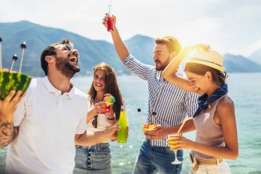 Yaz tatilinde eğlenen gençler - seyahat, arkadaşlık, tatiller ve gençlik yaşam tarzı konsepti