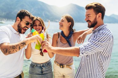 Yaz tatilinde eğlenen gençler - seyahat, arkadaşlık, tatiller ve gençlik yaşam tarzı konsepti