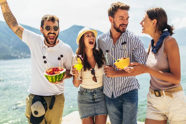 Felices Amigos Bebiendo Cócteles Tropicales Fiesta Playa — Foto de Stock