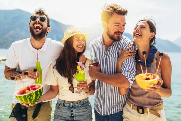 Gelukkige Vrienden Drinken Tropische Cocktails Het Strand Partij — Stockfoto