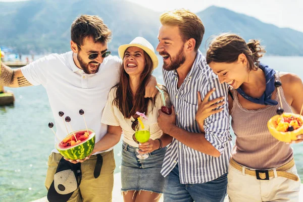 Amici Felici Che Bevono Cocktail Tropicali Alla Festa Spiaggia — Foto Stock