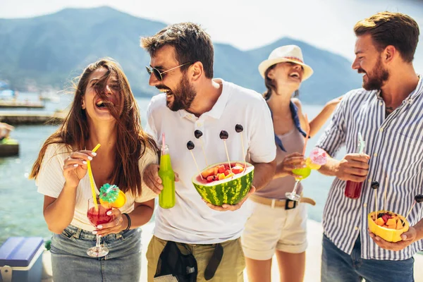 Tinerii Distrează Vacanța Vară Călătorii Prietenie Sărbători Conceptul Stil Viață — Fotografie, imagine de stoc