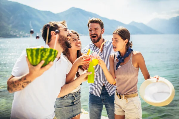 Tinerii Distrează Vacanța Vară Călătorii Prietenie Sărbători Conceptul Stil Viață — Fotografie, imagine de stoc