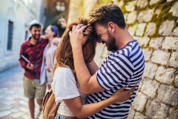 Unga Millennials Vänner Promenader Stadens Gamla Stadskärna Sommarsemester — Stockfoto