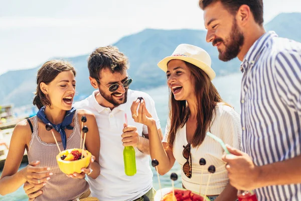 Gelukkige Vrienden Drinken Tropische Cocktails Het Strand Partij — Stockfoto