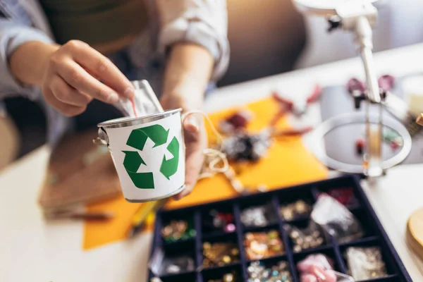 Une Main Femme Recycle Dans Son Atelier — Photo