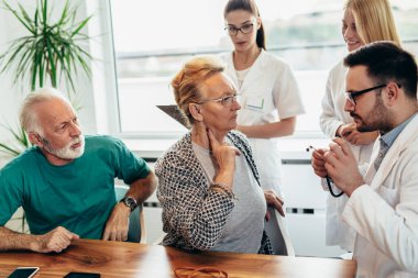 Giriş sırasında genç doktor bir grup üst düzey insanlar ziyaretten