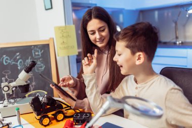 Evde robot yapan çocuklar. Evde robotik eğitimi.