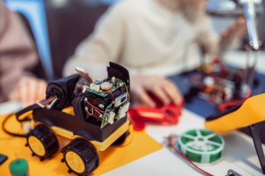 Evde robot yapan çocukların fotoğrafını kapat..