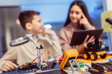 Evde robot yapan çocuklar. Evde robotik eğitimi.