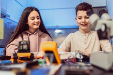 Evde robot yapan çocuklar. Evde robotik eğitimi.
