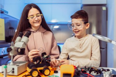 Evde robot yapan çocuklar. Evde robotik eğitimi.