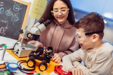 Evde robot yapan çocuklar. Evde robotik eğitimi.