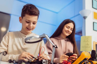 Evde robot yapan çocuklar. Evde robotik eğitimi.