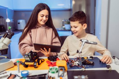 Evde robot yapan çocuklar. Evde robotik eğitimi.