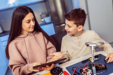 Evde robot yapan çocuklar. Evde robotik eğitimi.