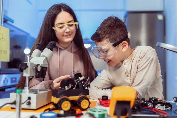 Evde robot yapan çocuklar. Evde robotik eğitimi.