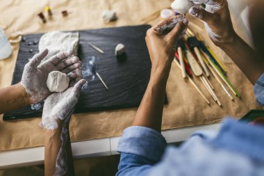 Anne ve kızı birlikte zaman geçirir ve evde kilden heykel yaparlar.