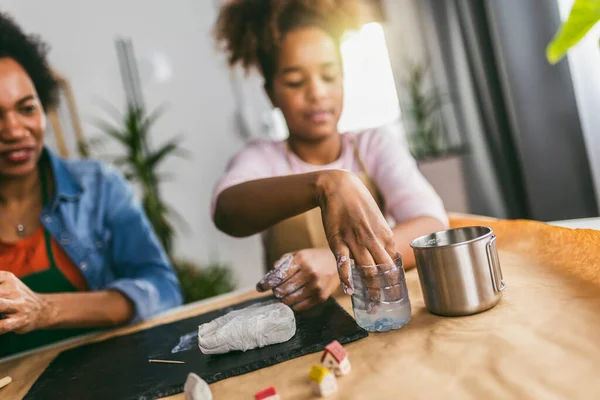 Mutter Und Tochter Verbringen Zeit Miteinander Und Basteln Hause Aus — Stockfoto