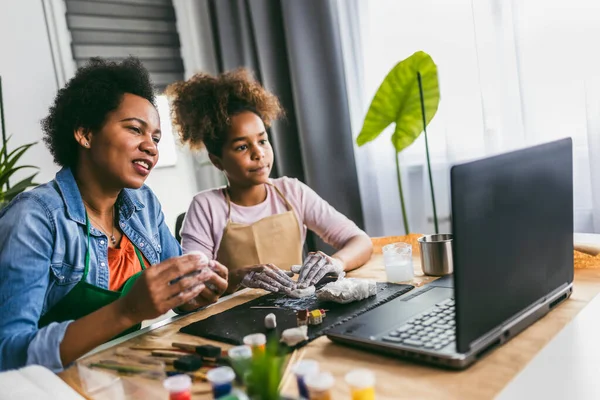 Mor Och Dotter Tillbringar Tid Tillsammans Och Skulptera Från Lera — Stockfoto