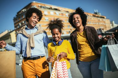 Mutlu genç melez çift kızlarıyla alışverişte vakit geçiriyor..