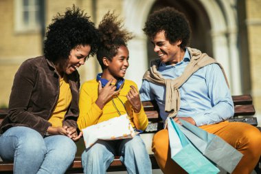 Mutlu genç çift kızlarıyla alışverişte vakit geçiriyor..