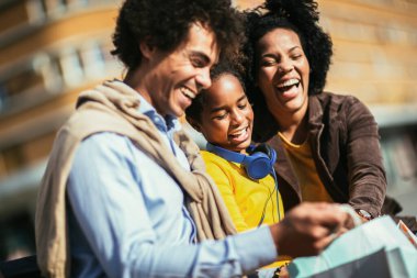 Mutlu genç çift kızlarıyla alışverişte vakit geçiriyor..