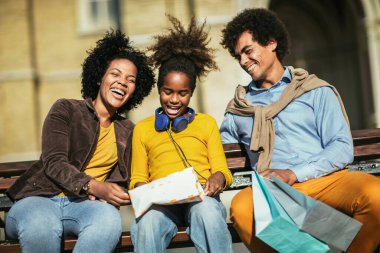 Mutlu genç çift kızlarıyla alışverişte vakit geçiriyor..