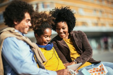 Mutlu genç çift kızlarıyla alışverişte vakit geçiriyor..