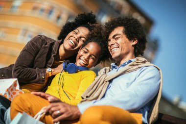 Mutlu genç çift kızlarıyla alışverişte vakit geçiriyor..