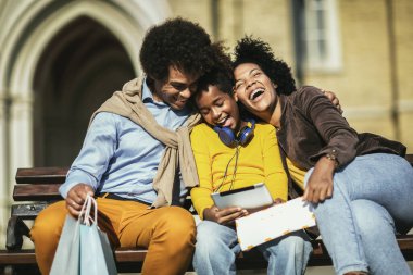 Mutlu genç çift kızlarıyla alışverişte vakit geçiriyor..