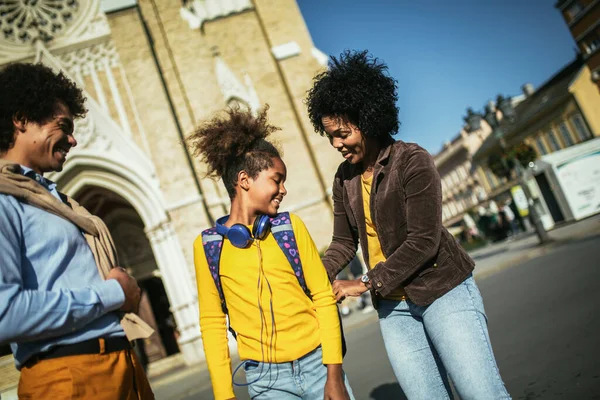 Padres Jóvenes Llevando Hijo Escuela —  Fotos de Stock