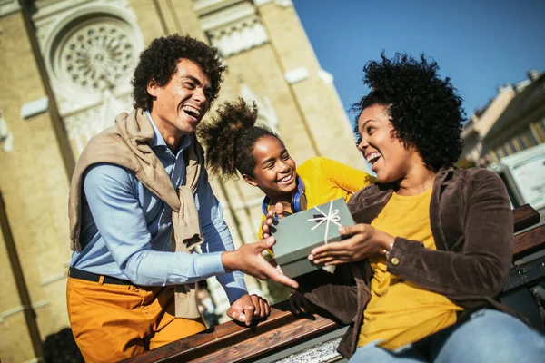 Familia Joven Con Regalo Aire Libre Padre Hija Dando Una —  Fotos de Stock