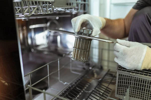 Αρσενικό Τεχνικό Επισκευή Πλυντηρίου Πιάτων Στην Κουζίνα Κοντά — Φωτογραφία Αρχείου
