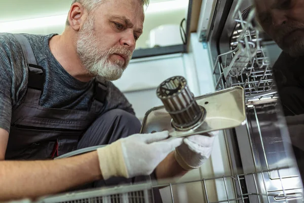 Retrato Del Técnico Masculino Reparación Lavavajillas Cocina — Foto de Stock