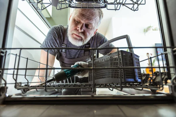 Retrato Del Técnico Masculino Reparación Lavavajillas Cocina —  Fotos de Stock