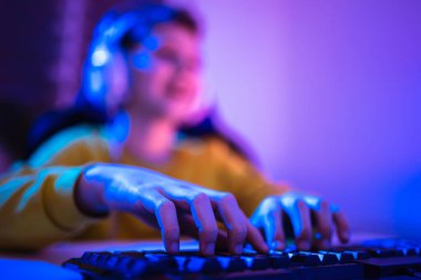 Küçük çocuk karanlık odada video oyunu oynuyor, kapat..