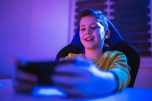 Junge Spielt Abends Hause Videospiel Auf Smartphone — Stockfoto