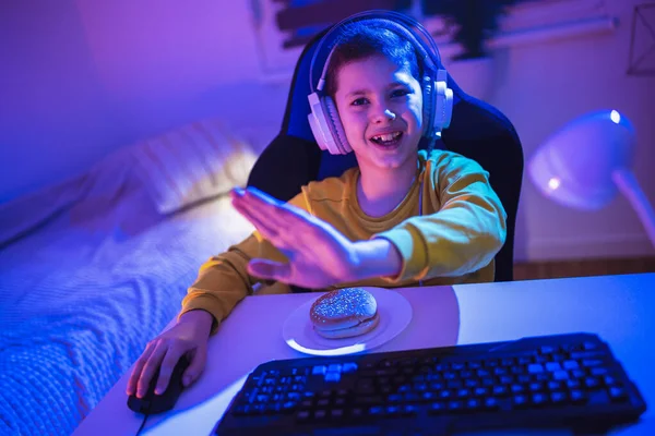 Niño Jugando Videojuego Cuarto Oscuro — Foto de Stock