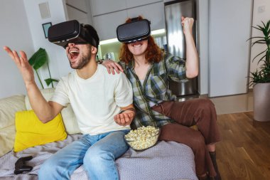 Sanal yolculuk. Sıradan kıyafetler giyen çift sanal gerçeklik gözlüğü takıyor ve sanal gerçeklik kamerasıyla hayal kuruyorlar.