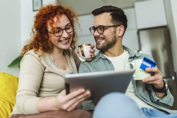 Pareja Joven Comprando Internet Usando Tableta Digital Tarjeta Crédito — Foto de Stock