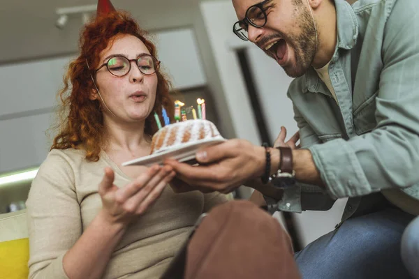 Familienpaar Mit Party Hüten Feiert Geburtstag Hause — Stockfoto